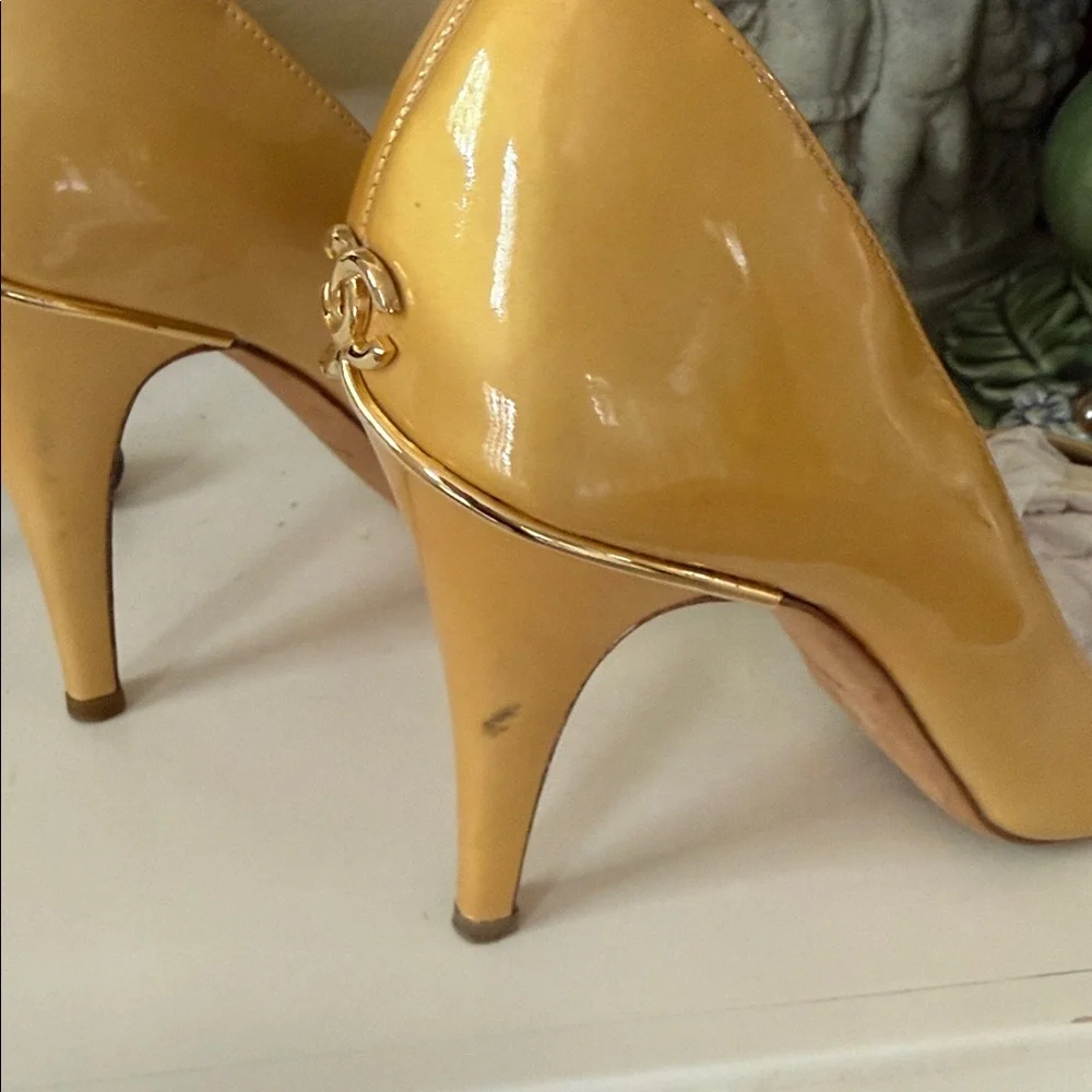 Chanel cream gold patent leather pumps - Picture 9 of 9